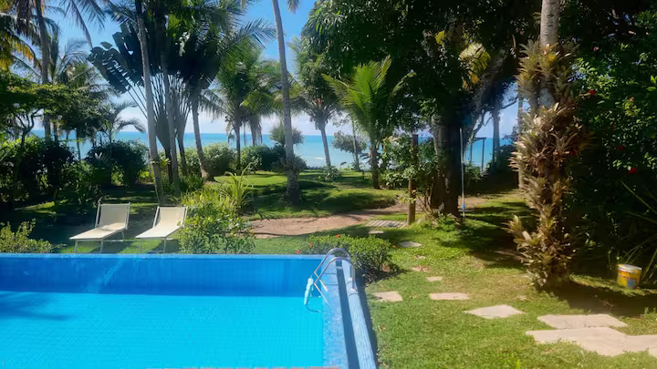 Piscina privativa, jardim e vista para o mar